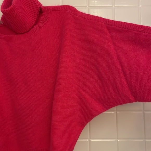 NWT INC batwing sleeves sweater, size M. Gorgeous bright pink color and headband - Picture 13 of 15